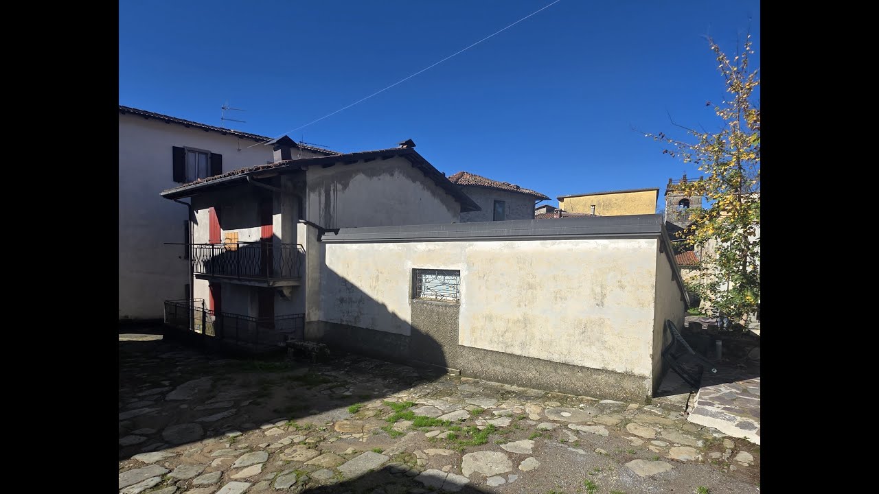 Casa singola con terreno a due passi,  in piccolo borgo di Castiglione Garfagnana. Rich. € 95.000