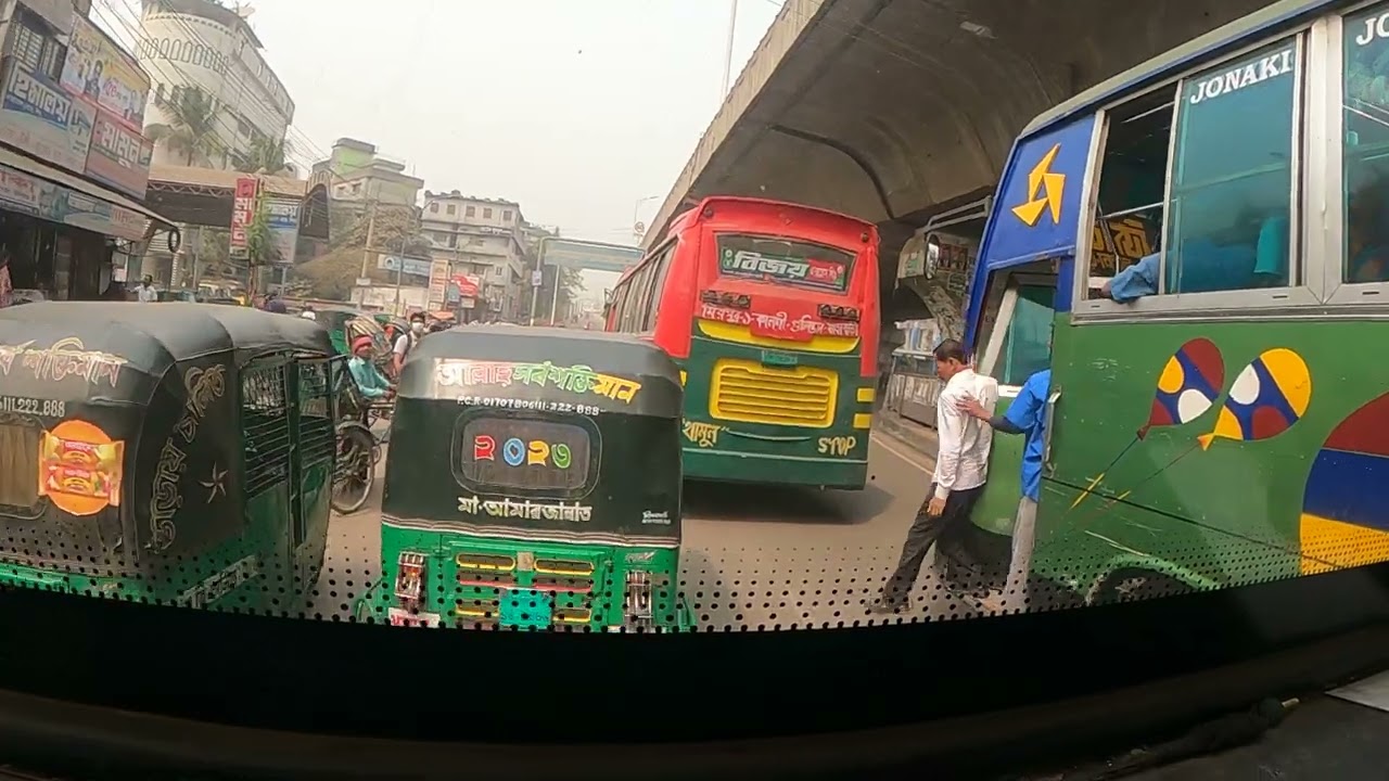 ঢাকার রাস্তায় ভাঙ্গাচুরা গাড়ি নিয়মিত চলছে