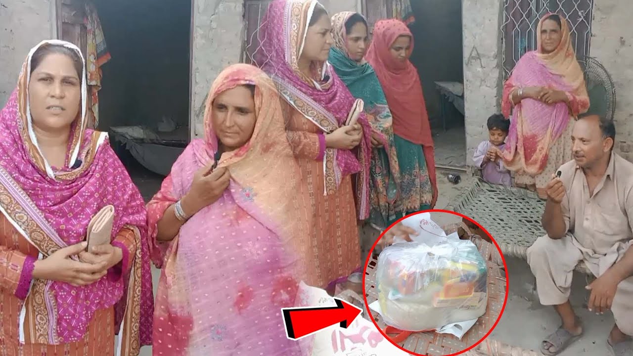 Giving Food To Poor family - Hope Pakistan | This Video Will Make You Cry
