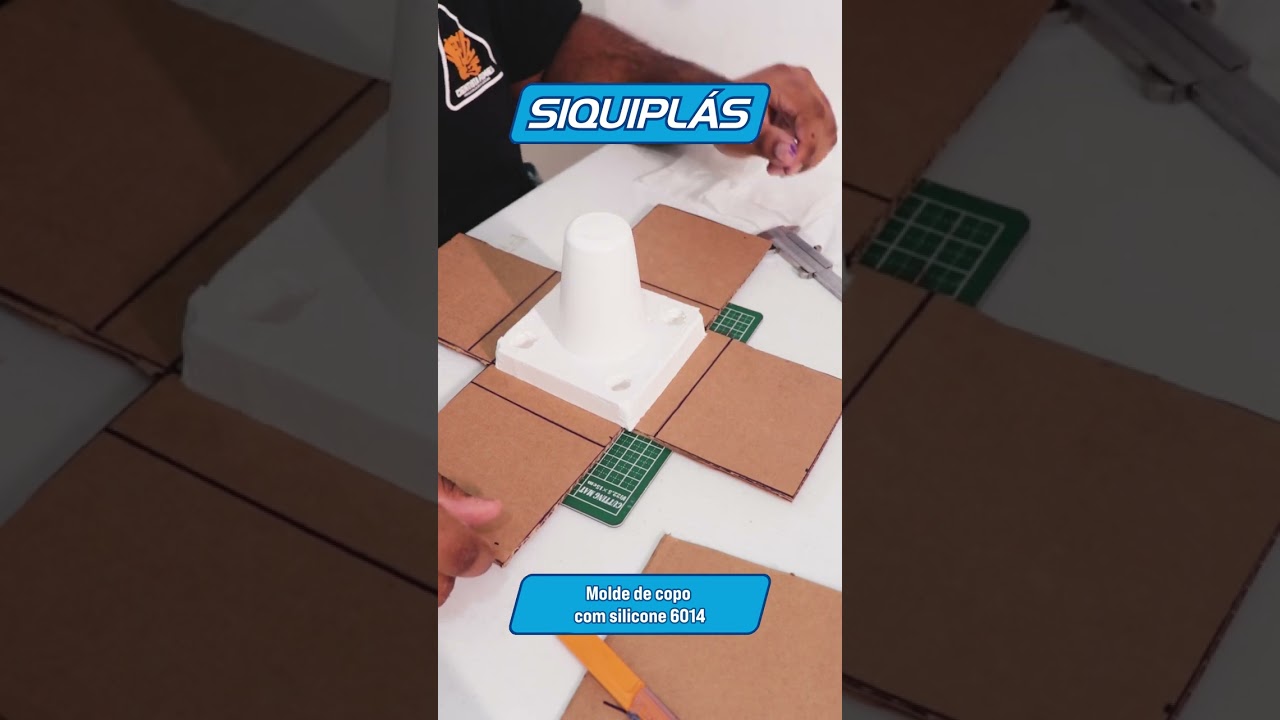 Molde de silicone bi partido.