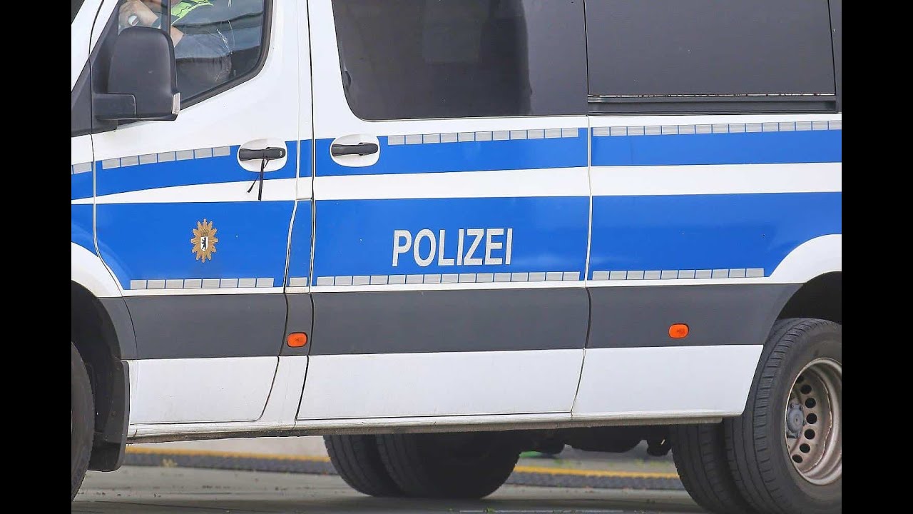 Polizeiwagen in Berlin-Kreuzberg mit Pflasterstein beworfen