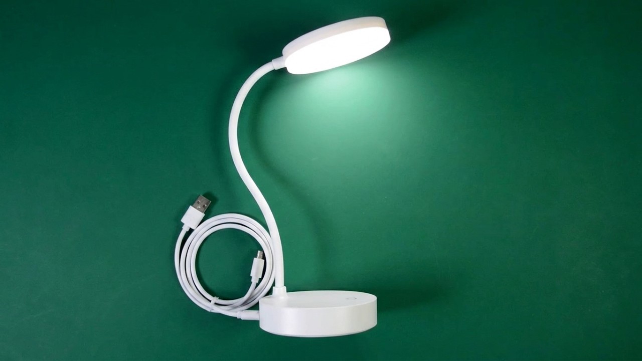 Elastyczna lampka biurkowa LED z 3-stopniowym ściemniaczem, zasilana przez USB (link w opisie)