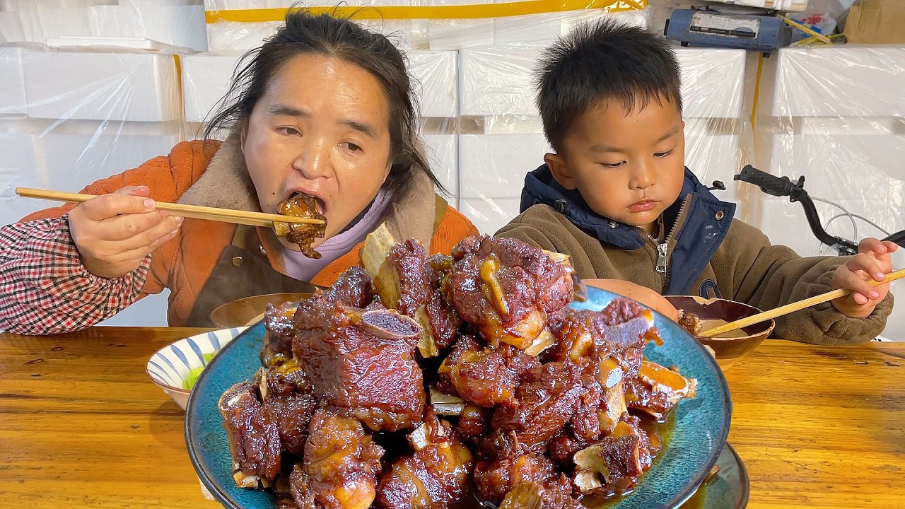 苗大姐一直舍不得吃排骨，终于大方了一把，一扇排骨糖醋吃，孩子可喜欢了