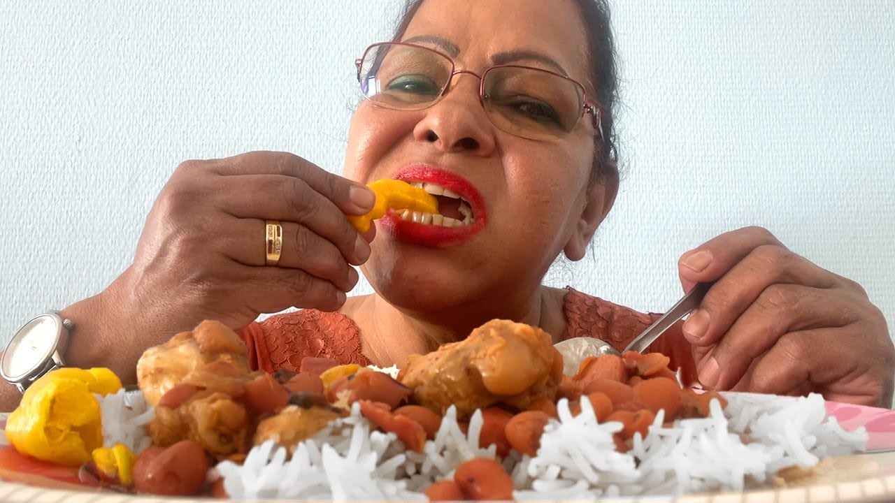 Bruine Bonen Kip Met Rijst Surinaamse Eten