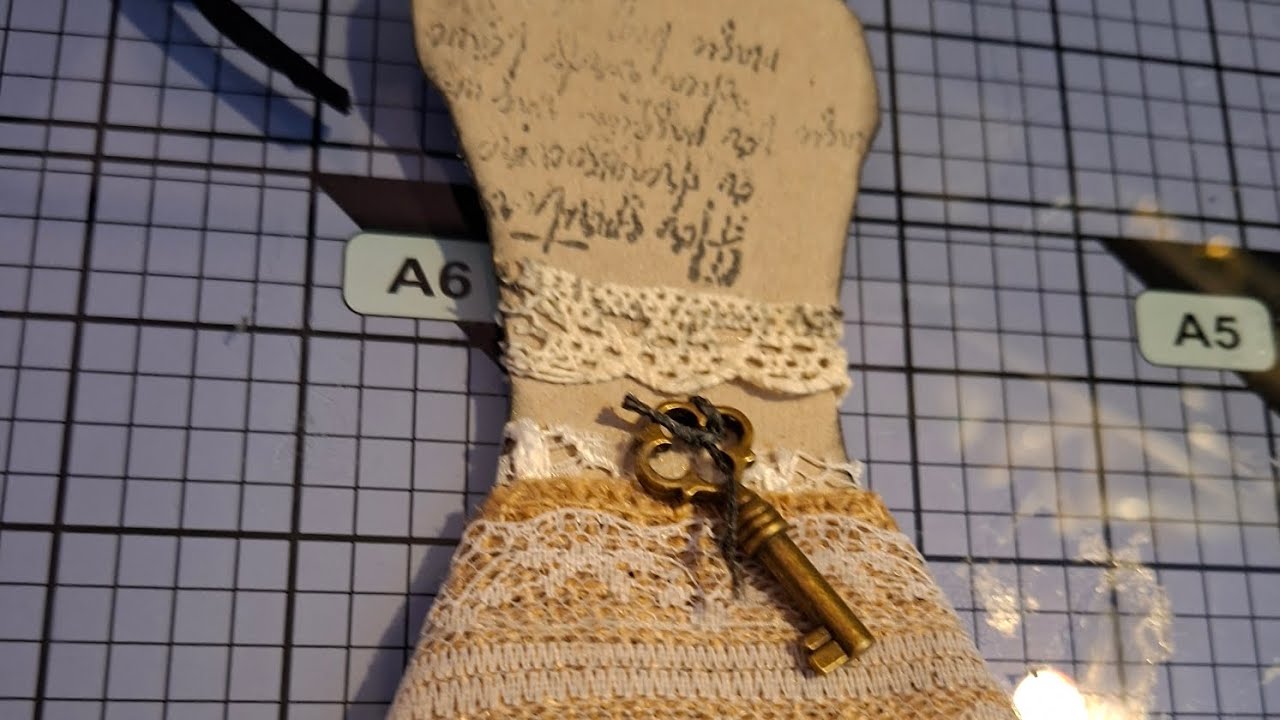 Anhänger Kleid/ Zeichnung/ junk journal /Deutsch 