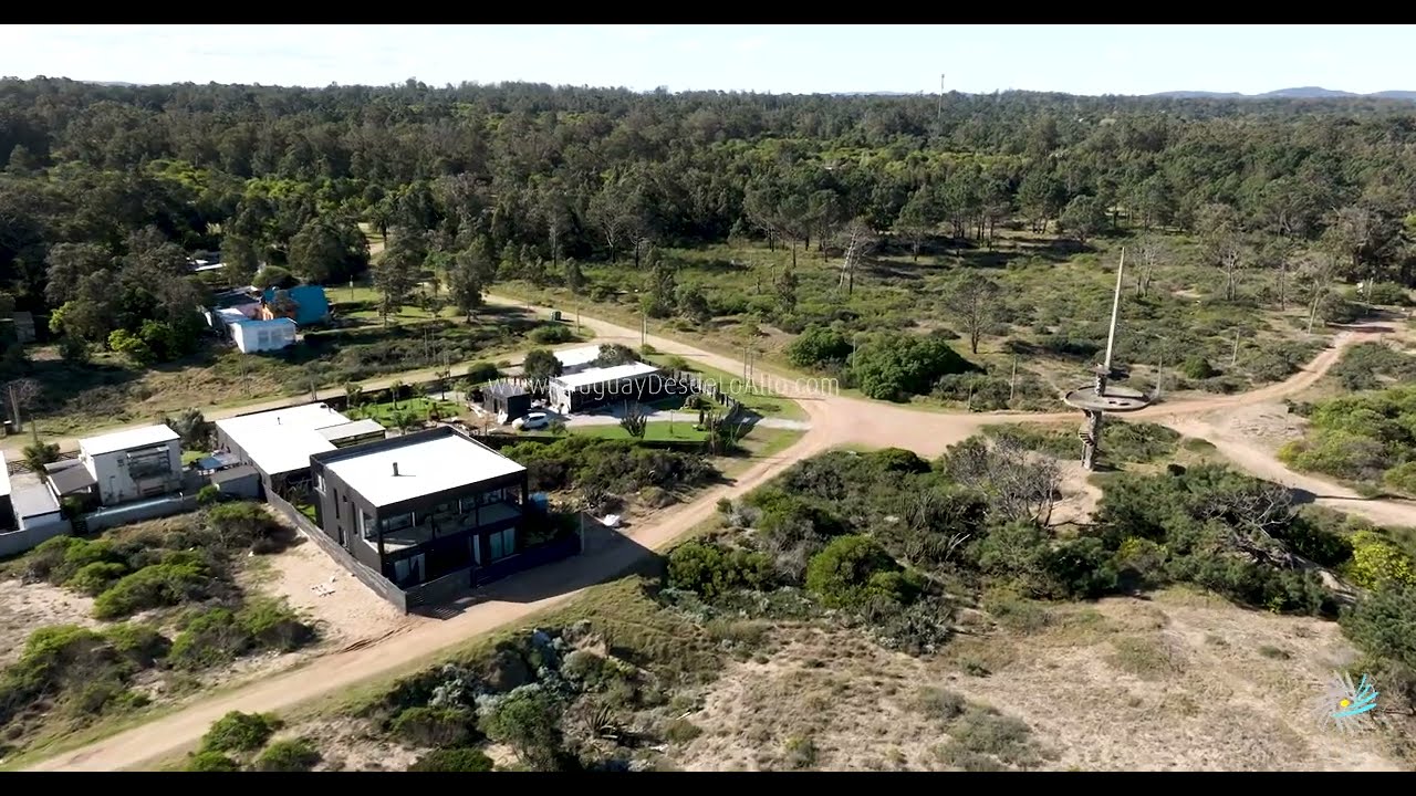 Video aéreo sobre la costa del balneario Sauce de Portezuelo M3 17807