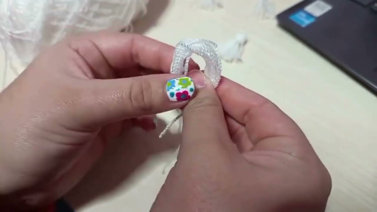 Cómo hacer pompones / motitas de estambre fáciles y rápidos.