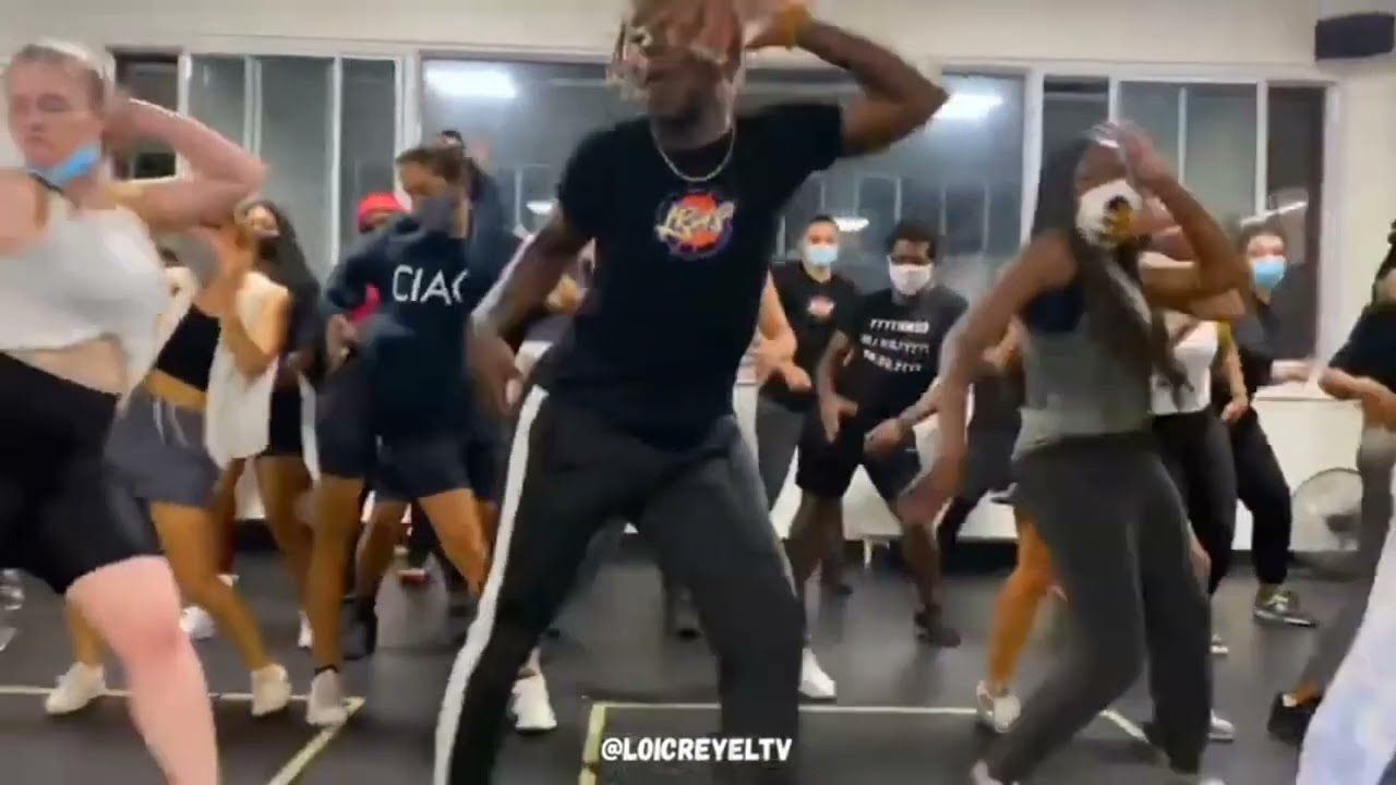 Jingle Bells x Afehyia Pa (Afrobeats Dance Video) ft. Kuami Eugene