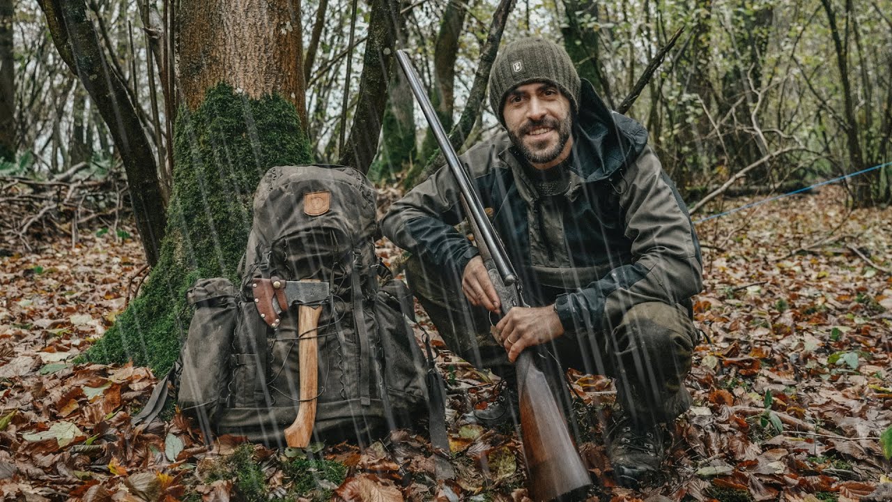 Одиночное бушкрафтное путешествие под дождём: поймай и приготовь белку