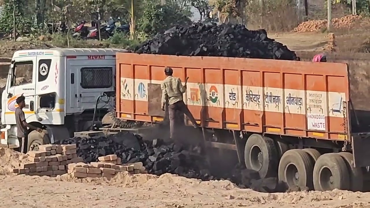 50 ton coal ki gadi brick ke bhatte per aa gayi