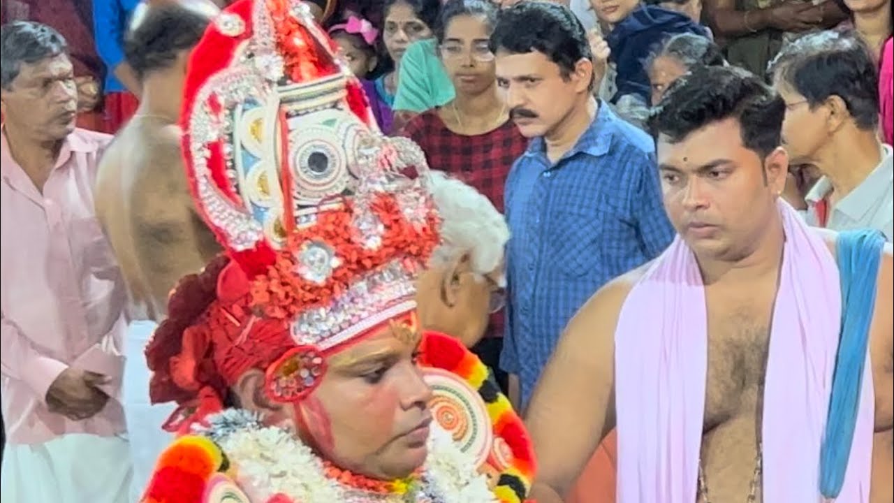 അറയിൽ ഭഗവതി കളിയാട്ടം / മൂവാളംകുഴി ചാമുണ്ഡി തോറ്റം#viral #trending #theyyam