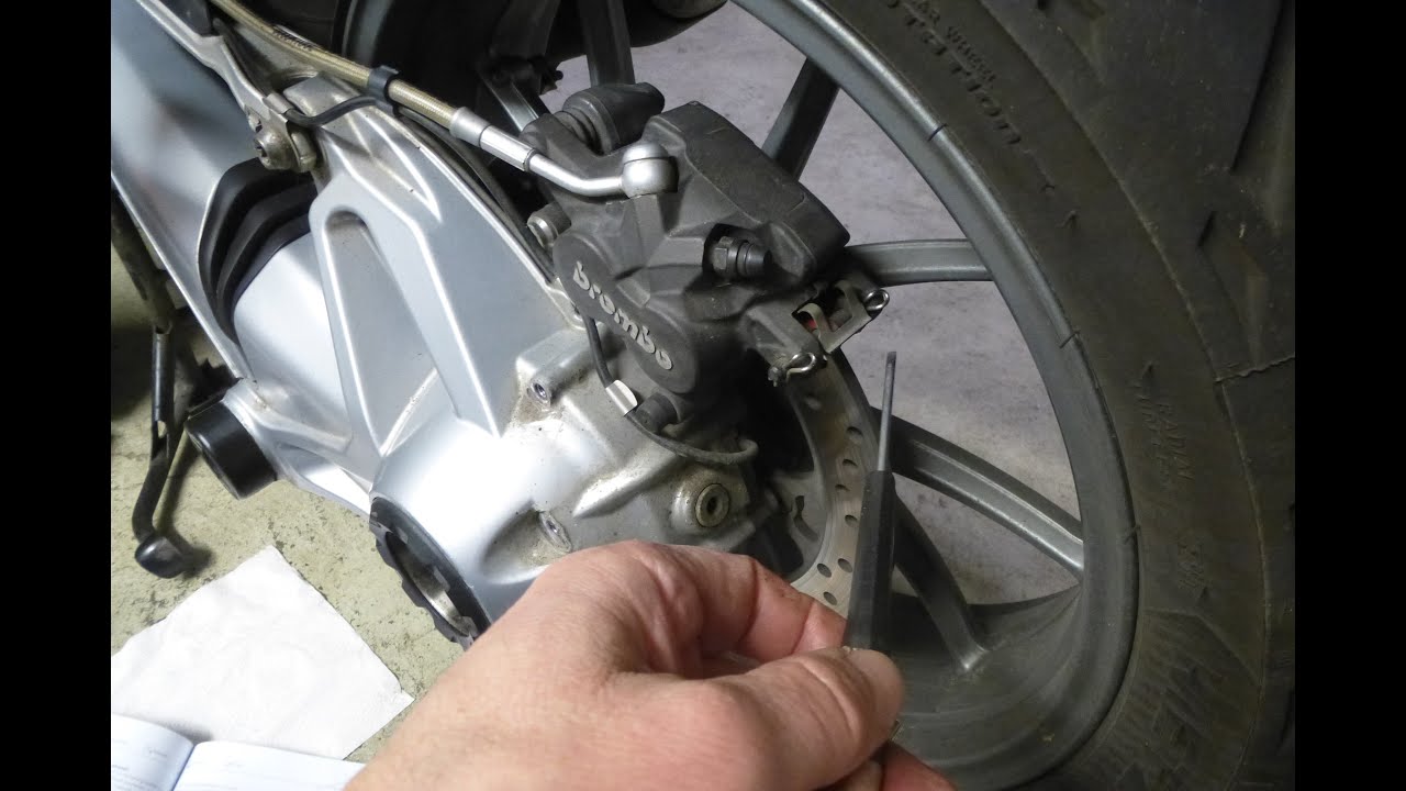 BMW R1200GS Bremsbeläge hinten wechseln