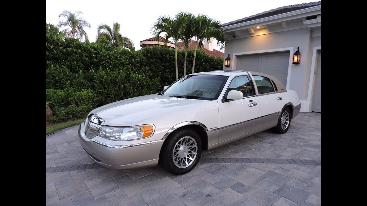 2001 Lincoln Town Car Signature for sale by Auto Europa Naples