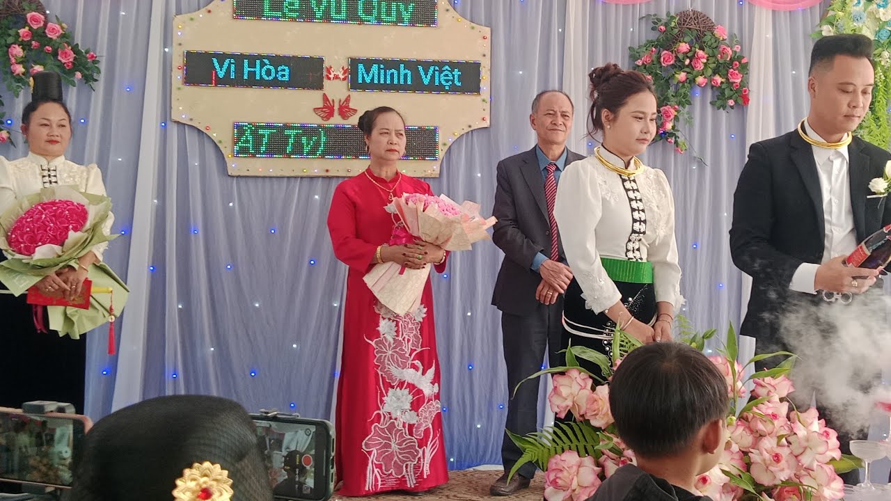 Đi chúc mừng đám cưới con gái chị Hương rừng mường Là Pi Nọng Tỏn đé Ủng hộ mình nhé 