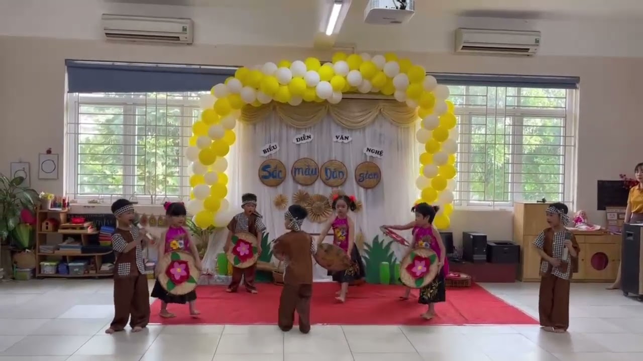Tiết dạy âm nhạc hay: Biểu diễn văn nghệ “Sắc màu dân gian” 5-6 tuổi. Nghe hát “Vũ điệu đoàn kết”
