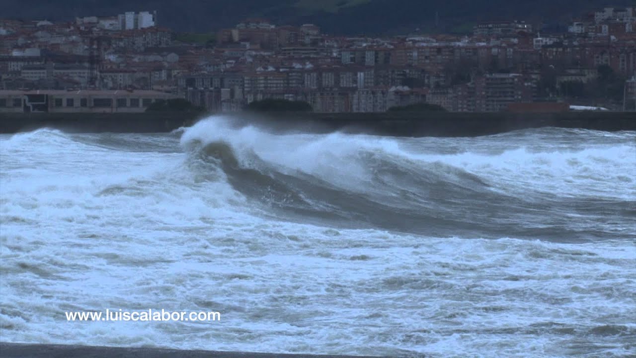 Enormes olas chocan contra el Puerto Viejo de Algorta