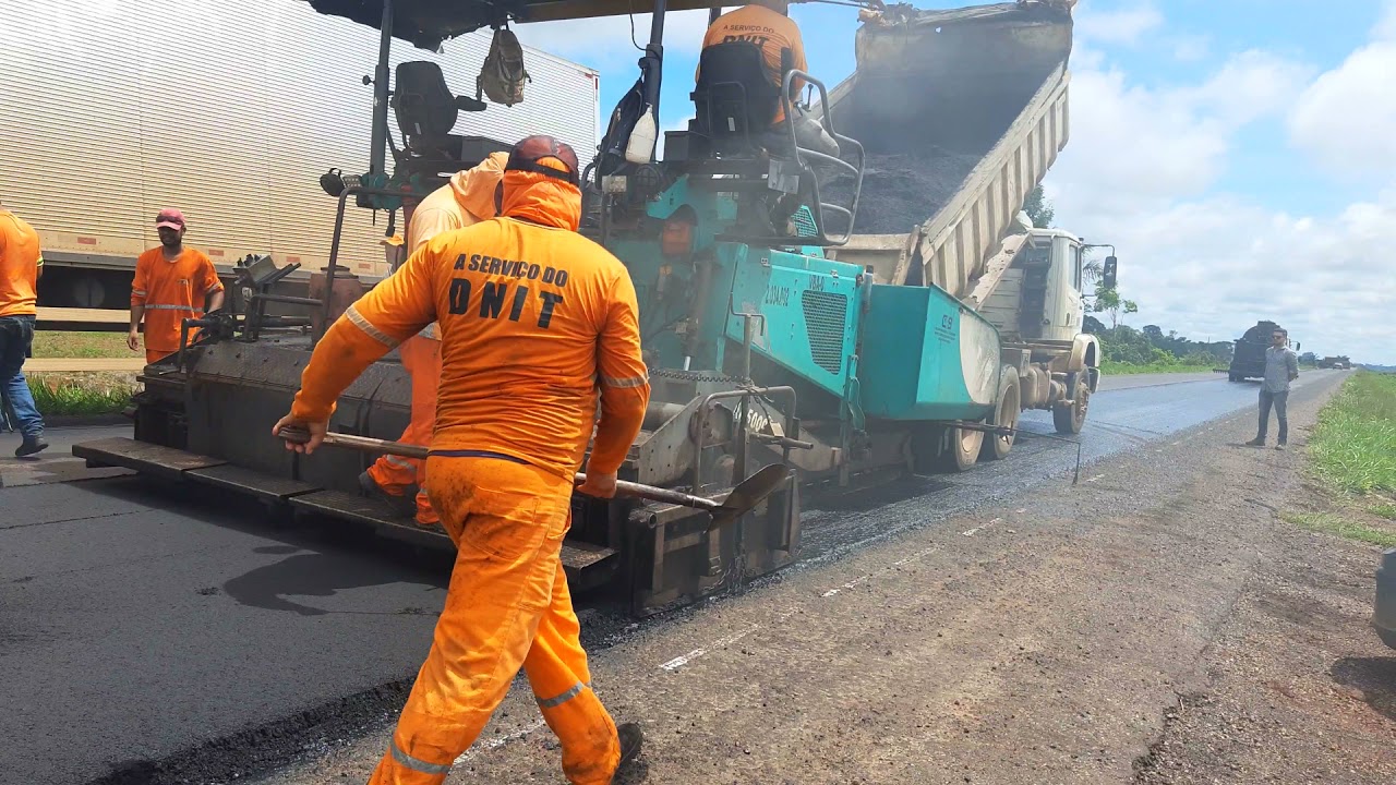 M&aacute;quina ACABADORA   Veja como &eacute; feito o asfaltamento de uma rodovia