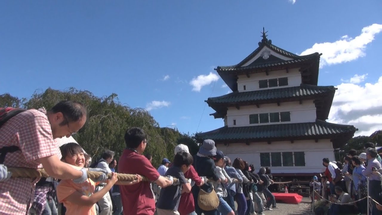 みんなで天守を引っ張ろう 青森・弘前城で曳屋体験