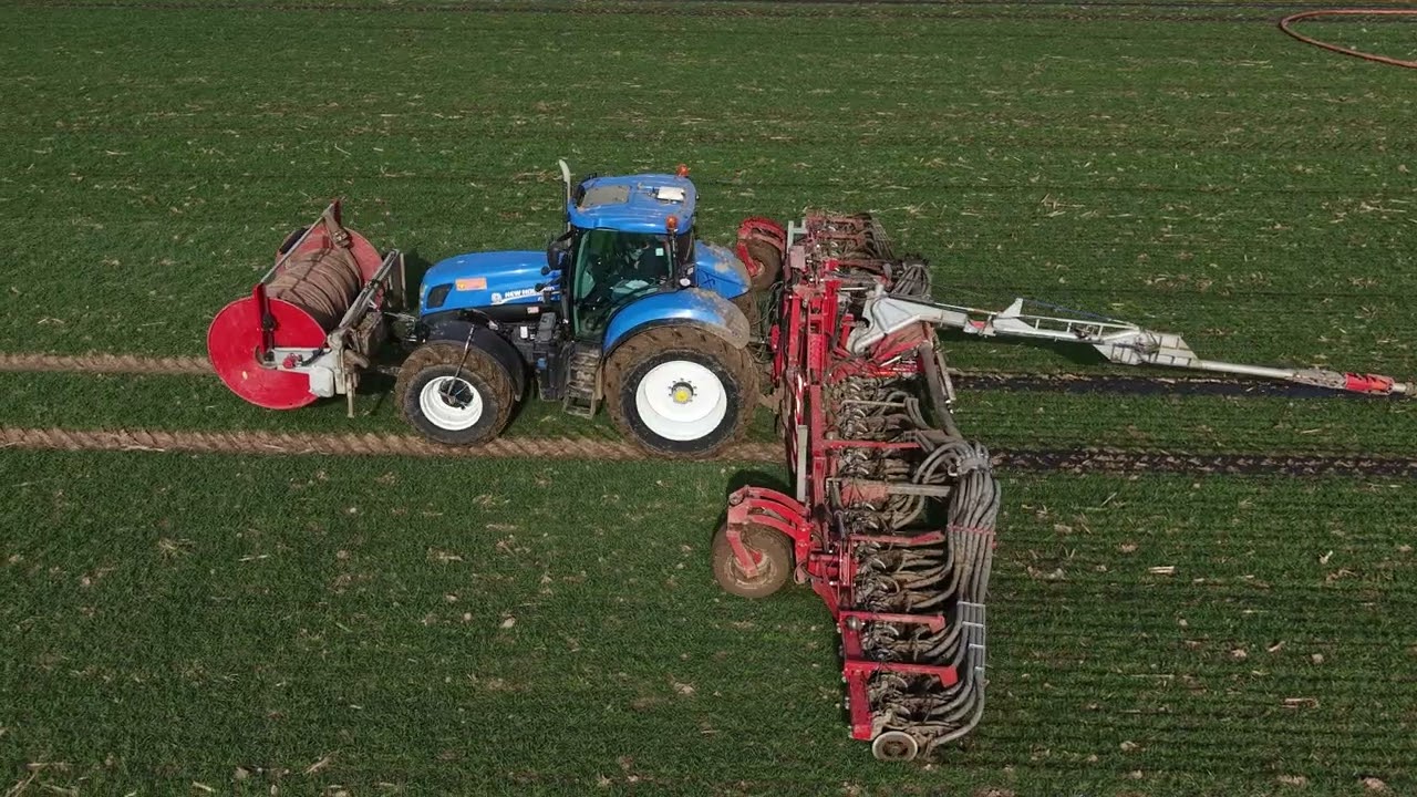 New Holland T 7.250 am Schlauch, Claas Axion 870, MAN LKW, Claas Arion 660.