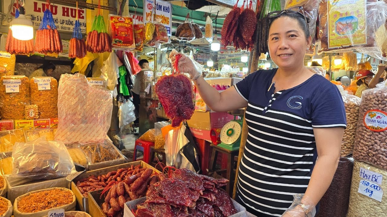 Lạp xưởng vịt, tôm khô khui thùng liên tục, kiệu Tết giòn giòn đắc khách trong Chợ Lớn Sài Gòn