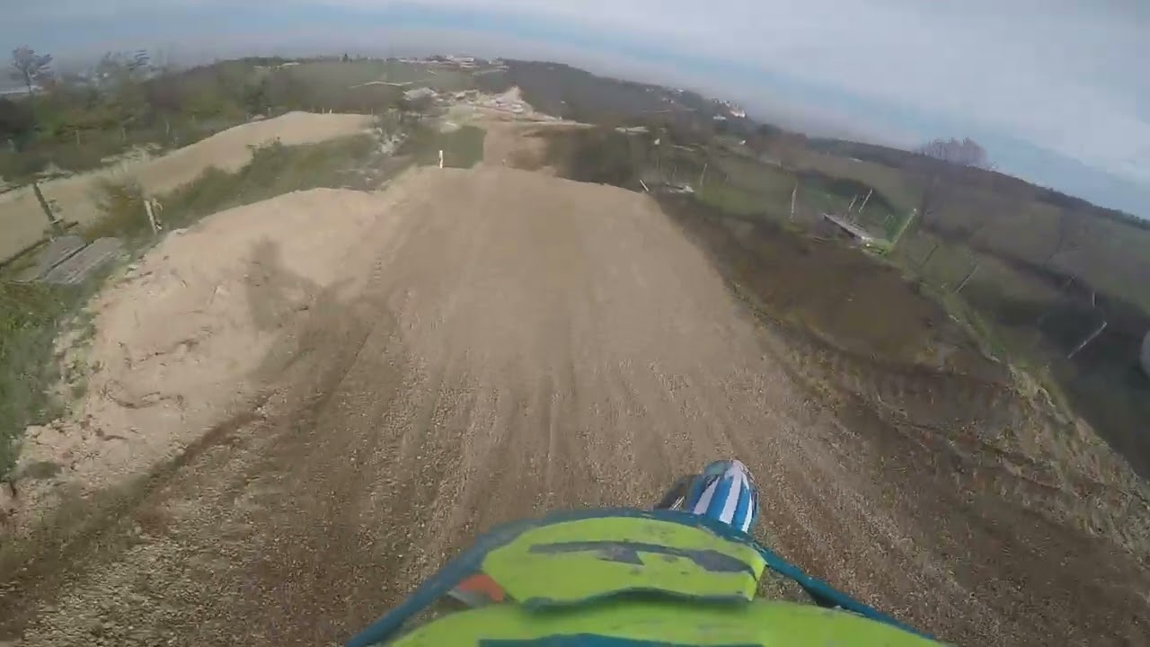 Allenamento sulla nuova pista di cingoli.