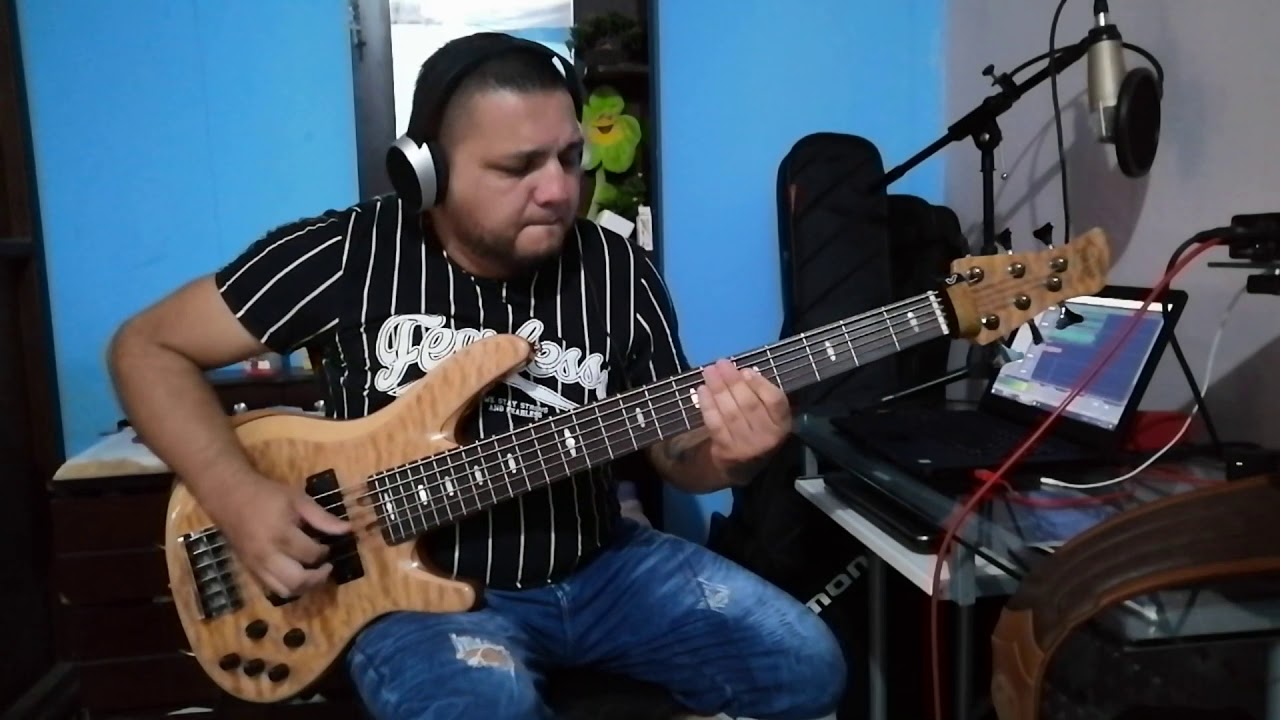 Bajo ME GUSTAS MUCHO (Jorge Celedón)  en vivo.