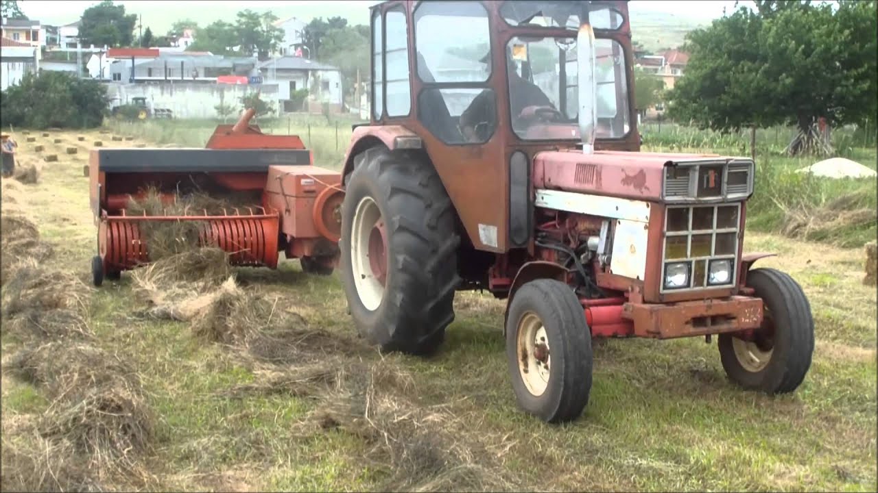 Old international tractor with deutz fahr HD 440 baling