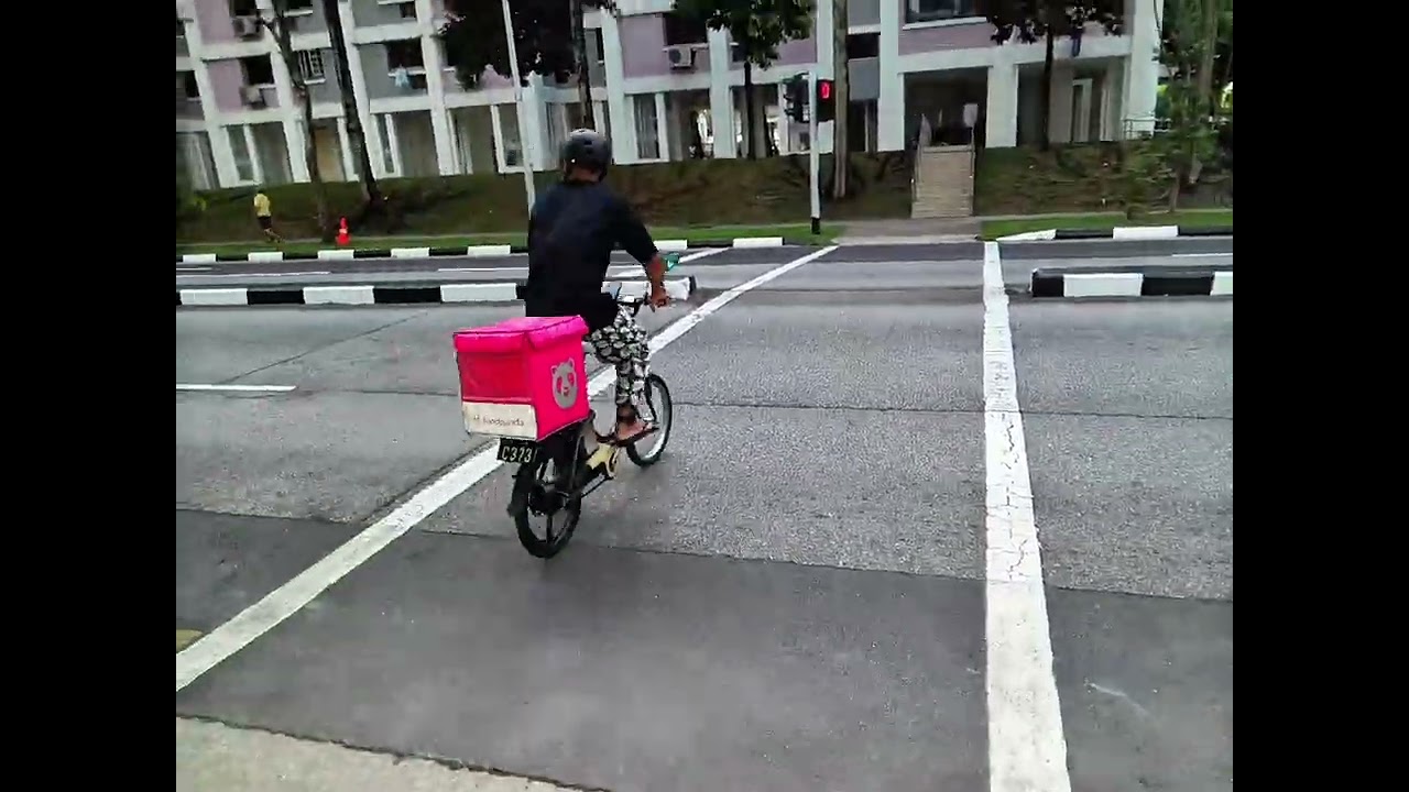 كل سنه وانتم طيبين سنه سعيدة عليكم يلا بينا.نشوف ازاي العجل 🚴‍♀️ بيتاجر في #سنغافورة #singapore #قصة
