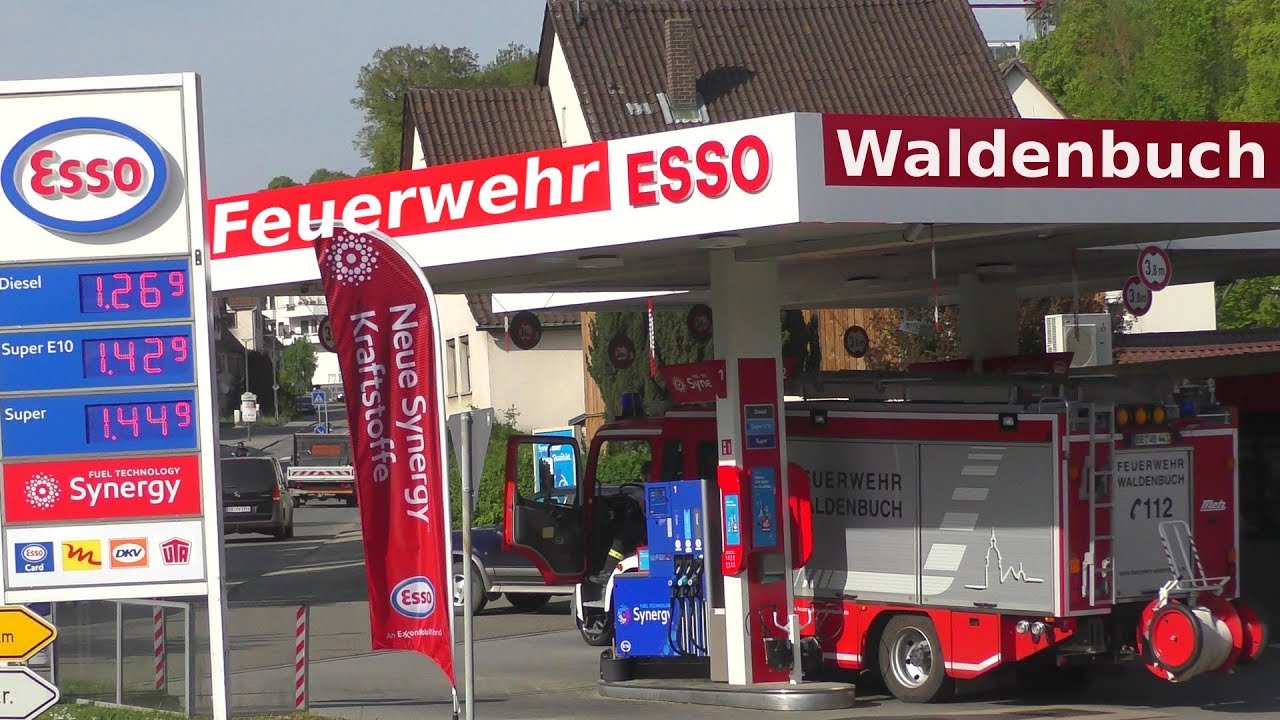 Feuerwehr Waldenbuch tankt ESSO - Waldenbuch fire truck refuels ESSO