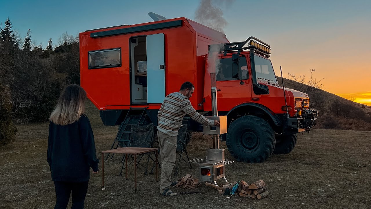 ПЕРВЫЙ ЛАГЕРЬ С НАШЕЙ ПЕЧЬЮ С ДУХОВКОЙ НА ВЫСОКОЙ 1500 НА АЛЬТ