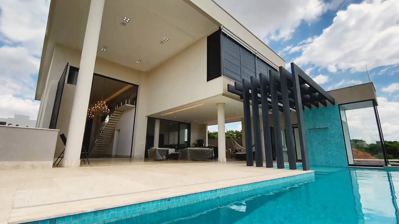 RUMAH MEWAH 20 X 40 METER TIGA LANTAI 5 KAMAR TIDUR