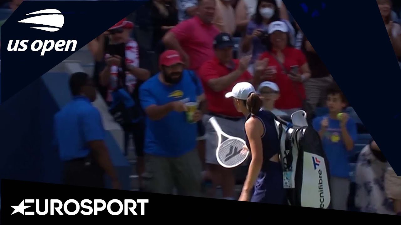 Piękny gest Igi Świątek. Podarowała rakietę kibicowi po przegranym meczu | US Open