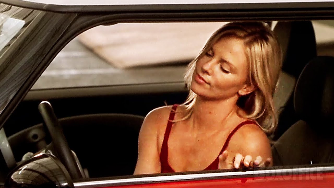 Charlize Theron muestra sus habilidades al volante | La estafa maestra | Clip en Español