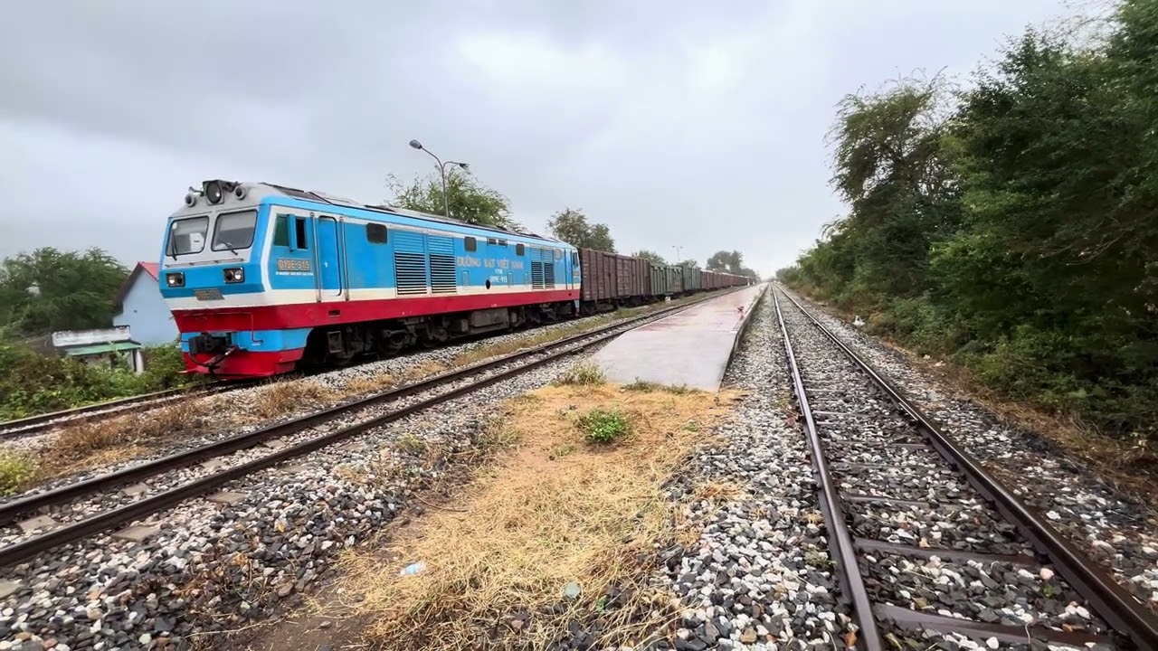 [47.2] D19E 915 /HH4 Rời Ga Cà Rôm với 1 trời mưa nhẹ