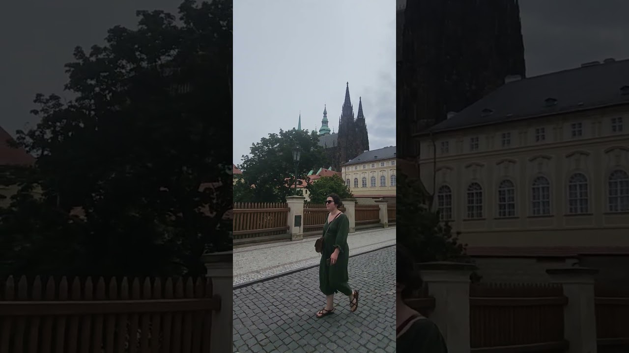 Смена караула у ворот президентского дворца в Праге. 