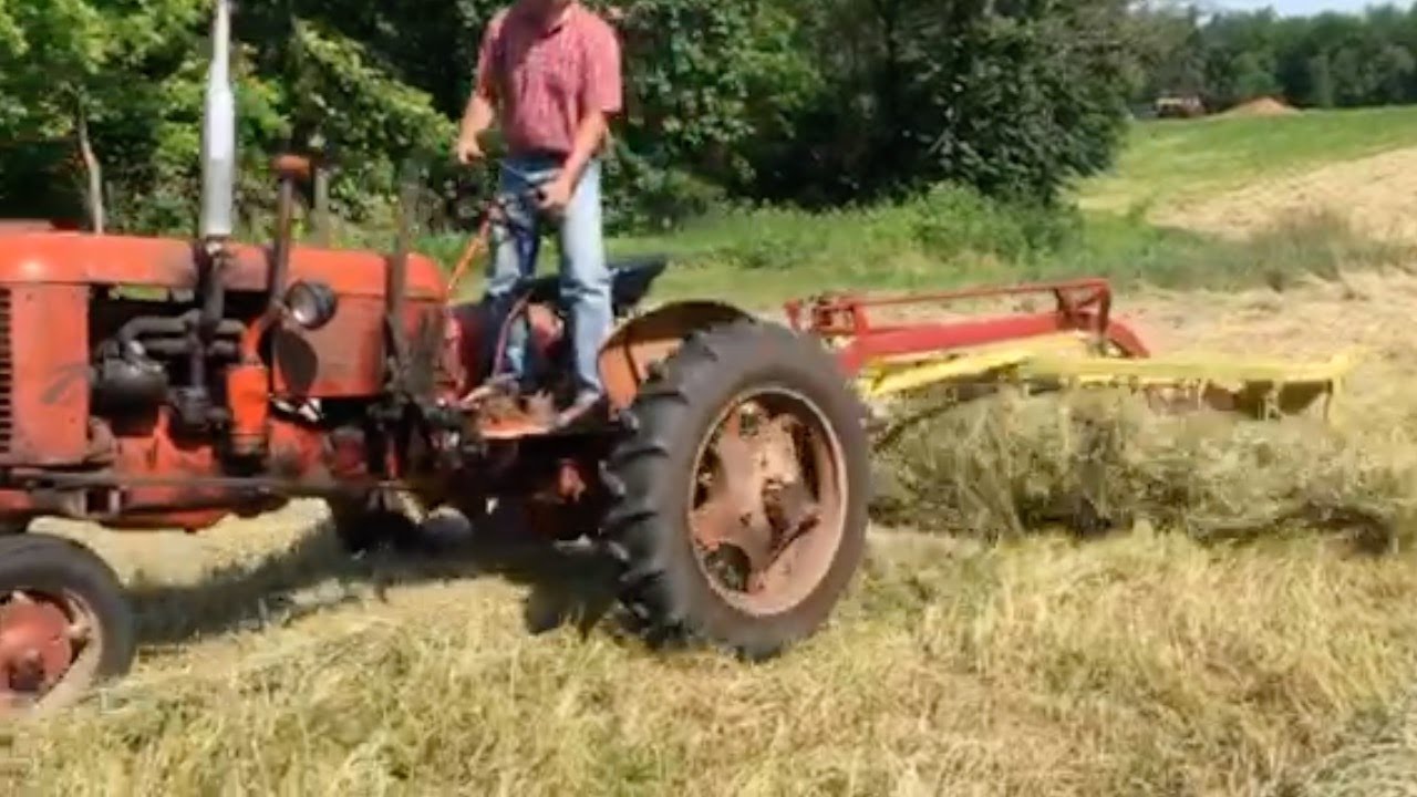 CASE VAC Raking First Cutting 2017