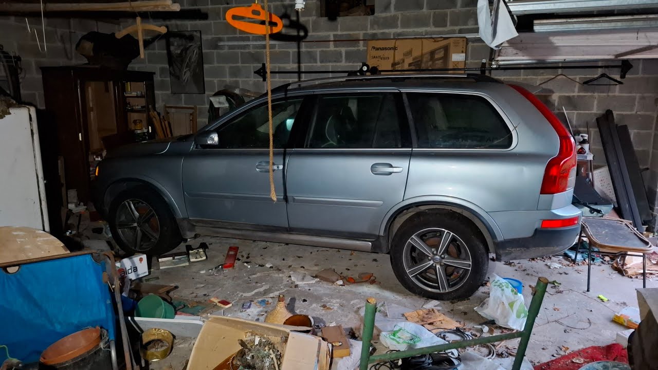 Volvo w opuszczonym garażu