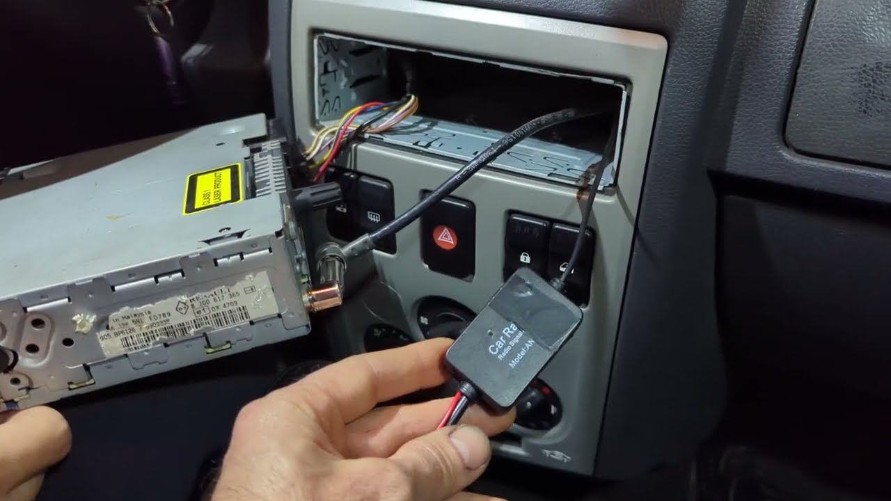 FM усилитель работает не везде:  ANT-208 на Dacia Logan.  #ANT208