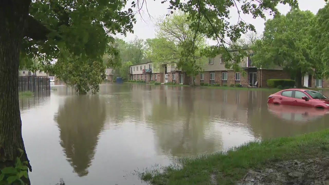Residents evacuated from flooded apartment building as rains raise rivers in Illinois