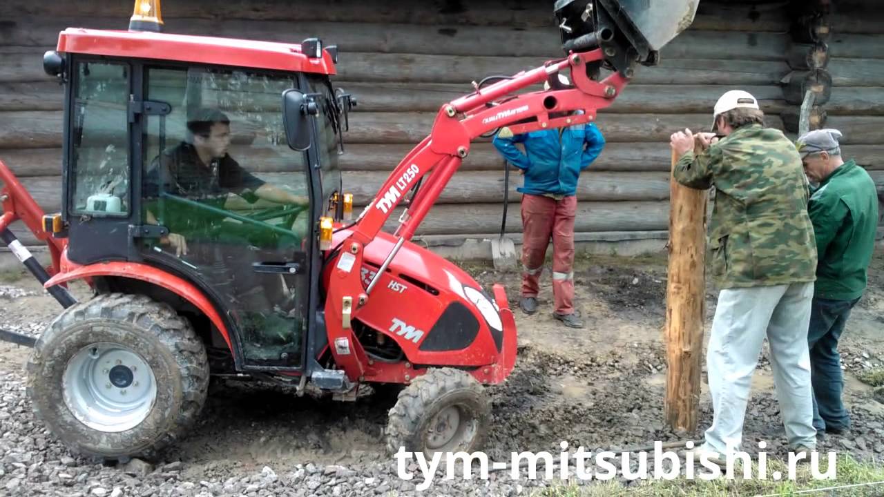 Минитрактор TYM T233 HST строит забор
