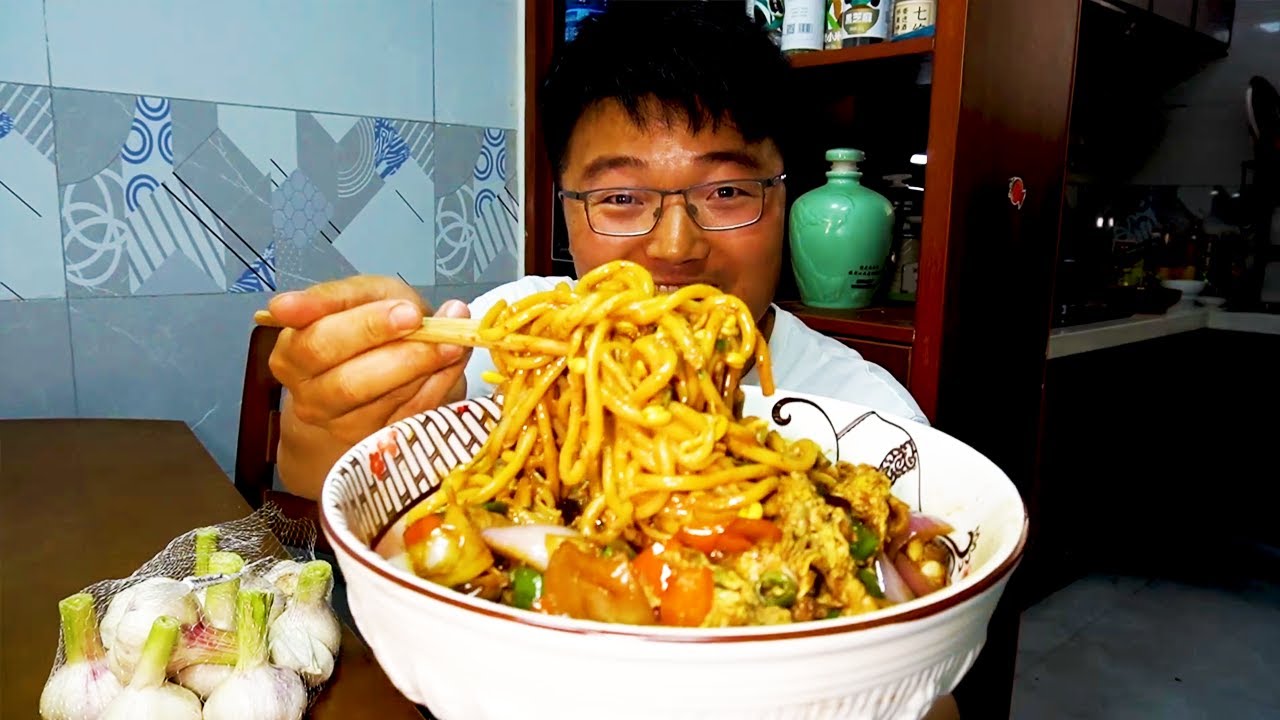 一提蒜搭配一盆面！大sao太怀念过油肉拌面了！这一筷子下去太满足！【徐大sao】