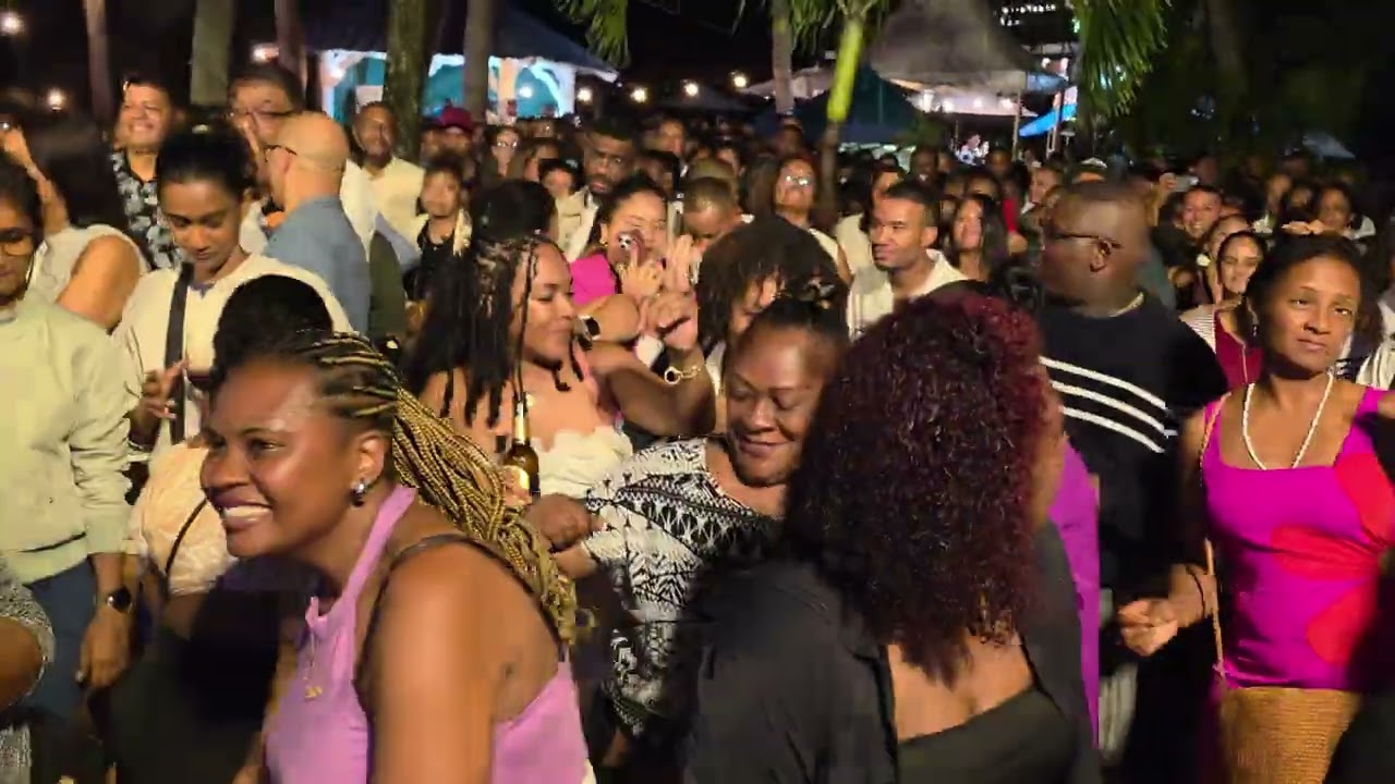 Ayo Voisine - Live Kas Enn Poz Cocotier Hotel Rodrigues