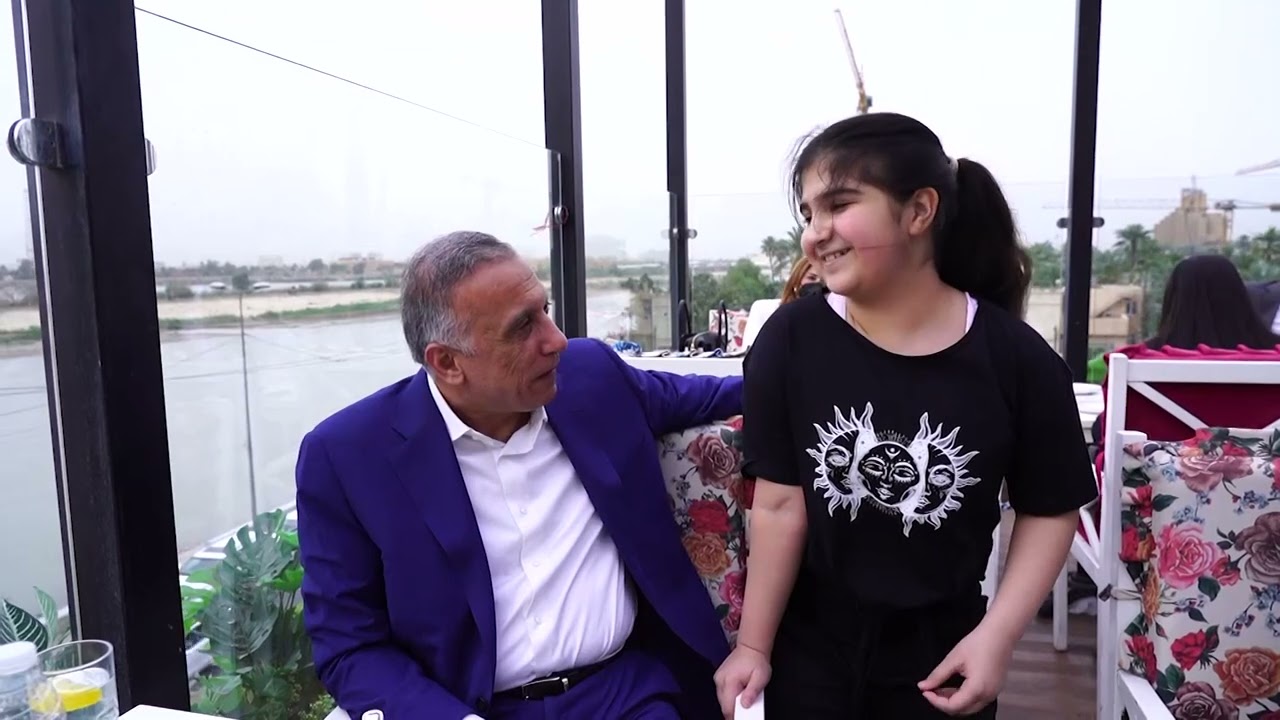 رئيس مجلس الوزراء يجري جولة في العاصمة بغداد ويلتقي عدد من المواطنين في احد المطاعم .