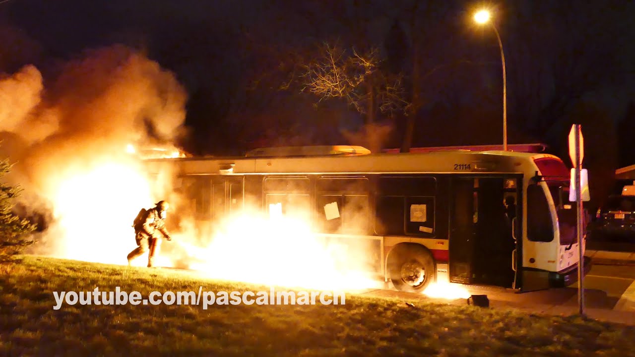 Firemen battling intense bus fire / Autobus en feu à St-Lambert 12-1-2014