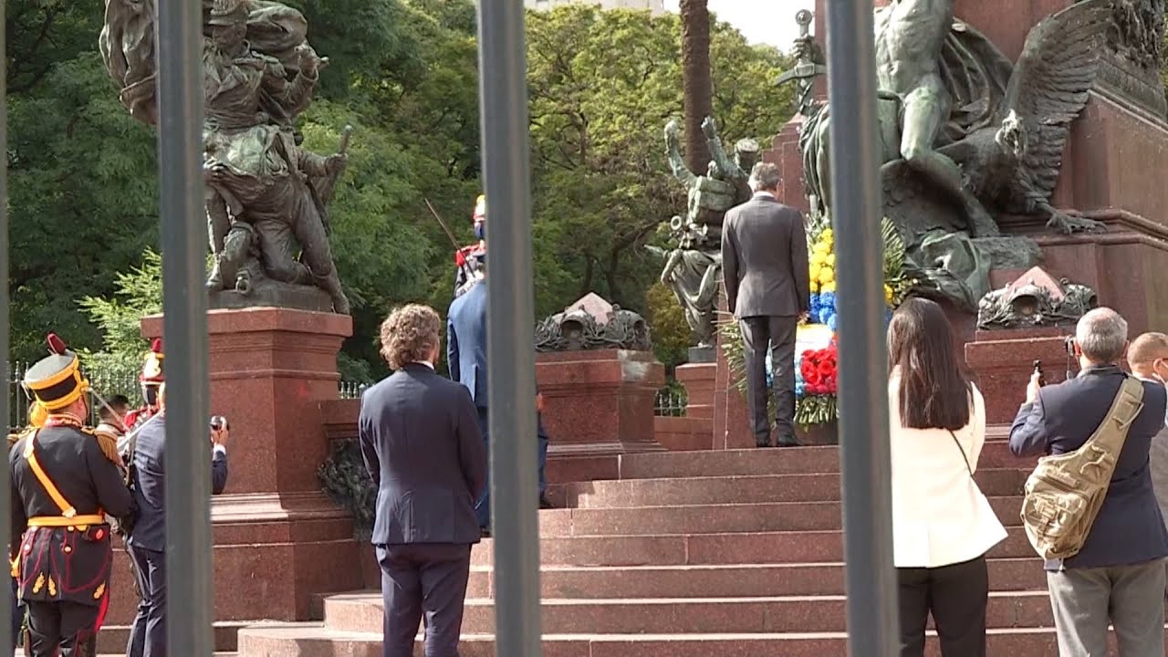 Lasso inicia su visita a Argentina con ofrenda floral a San Martín