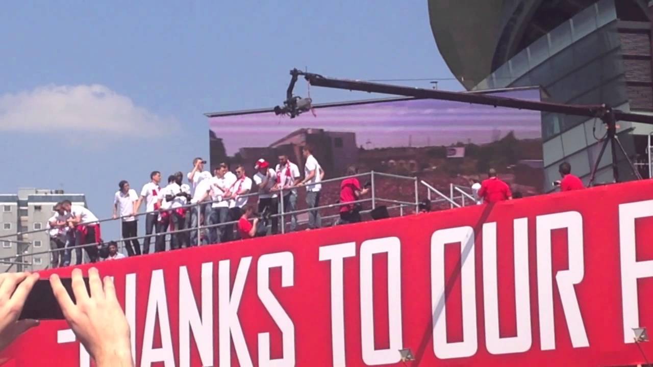 Arsenal fc FA Cup parade above the armoury 18/05/14
