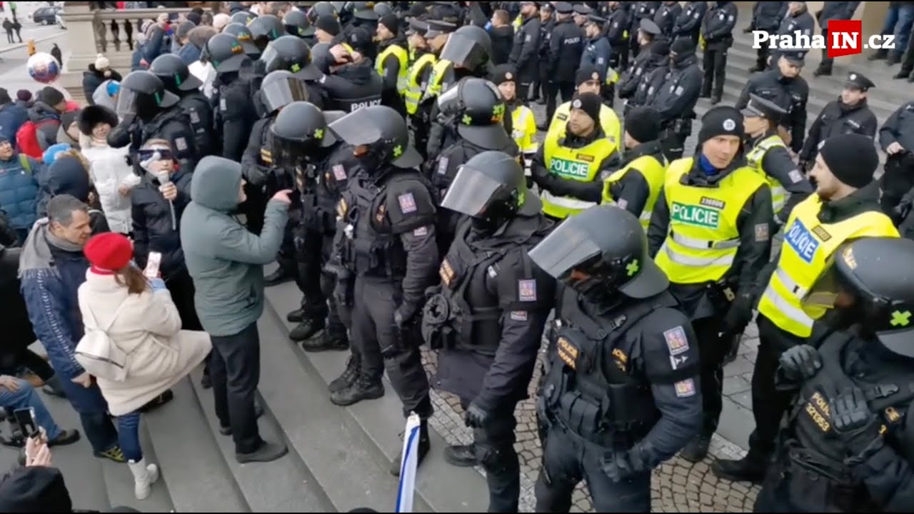 Konflikt demonstrantů s Policií ČR před Národním muzeem