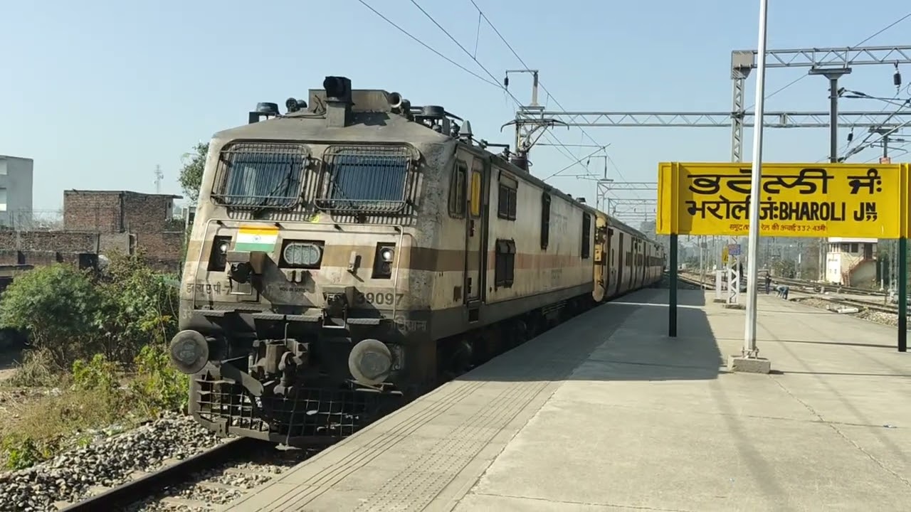 LDHE WAP7!! 14633 Ravi Express Arrives At Bharoli Jn. With LDHE P7 #39097 For A Crossing With 14804!