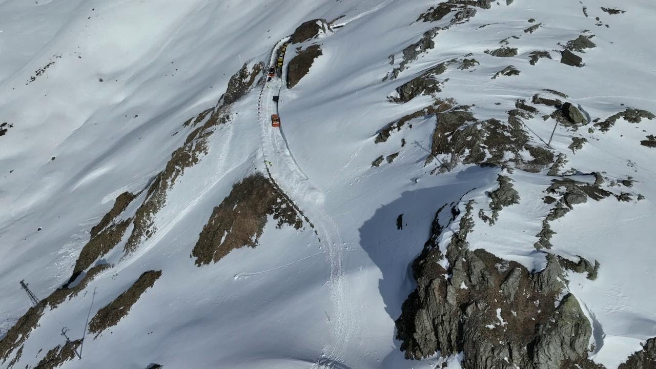 Gran San Bernardo, muri di neve di 4 metri rimossi per il Giro d'Italia: le immagini dal drone