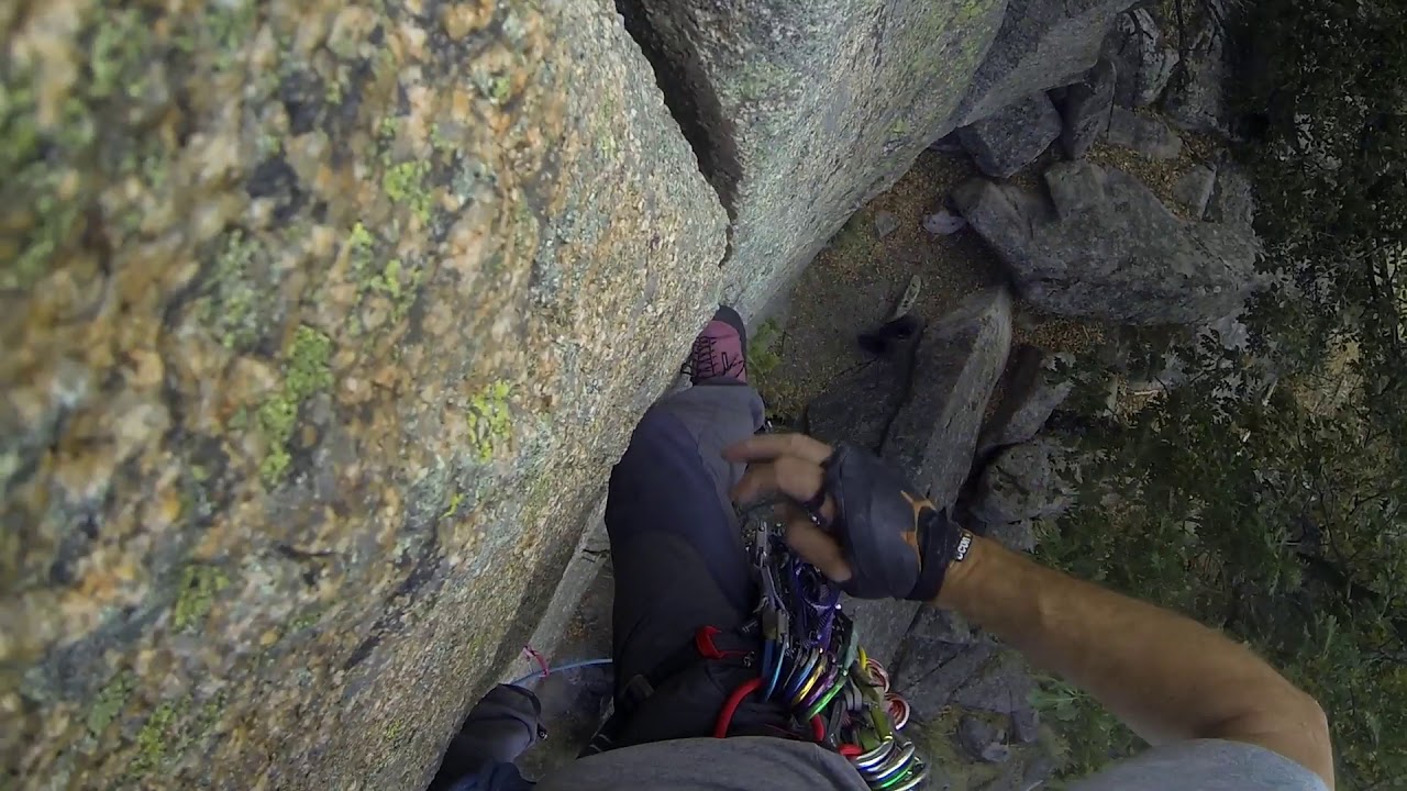 ESCALADA CLÁSICA EN FISURA EL SEÑOR DE LOS BORDILLOS 6A